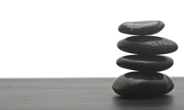 Siyah masaj taşları istiflenmiş, izole edilmiş..