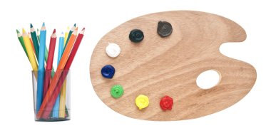 Sanatçı ahşap palet yüklü ile çeşitli renk boyalar ve col