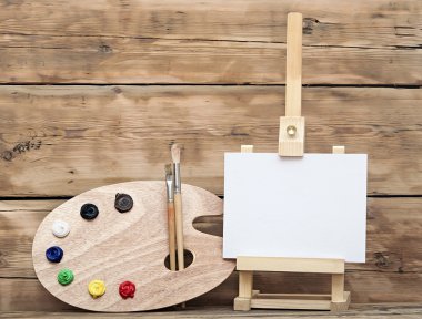 ahşap şövale temiz kağıdı ve sanatçı renk paleti