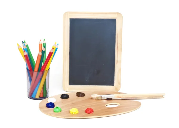 Tablero de dibujo al óleo con lápices de colores y blackbo pequeña escuela — Foto de Stock