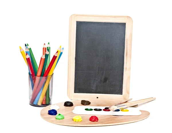 Placa de desenho de óleo com lápis coloridos e pequena escola blackbo — Fotografia de Stock