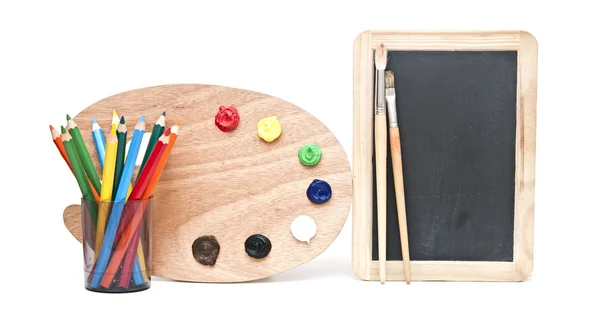 Placa de desenho de óleo com lápis coloridos e pequena escola blackbo — Fotografia de Stock