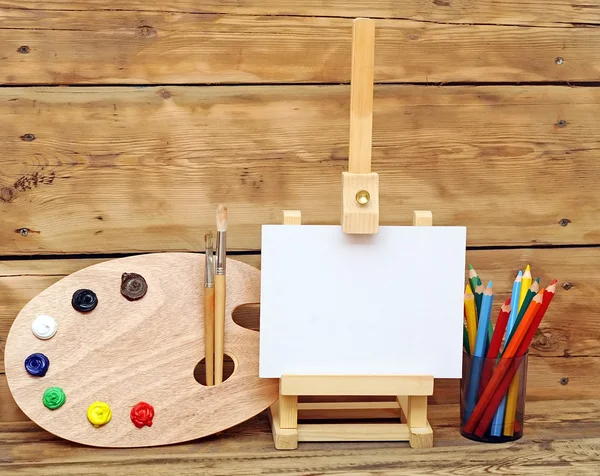 Chevalet en bois avec papier propre et équipement artistique — Photo