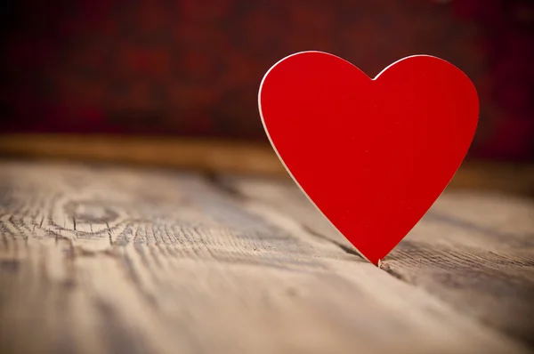 Corazón rojo sobre fondo de madera viejo —  Fotos de Stock