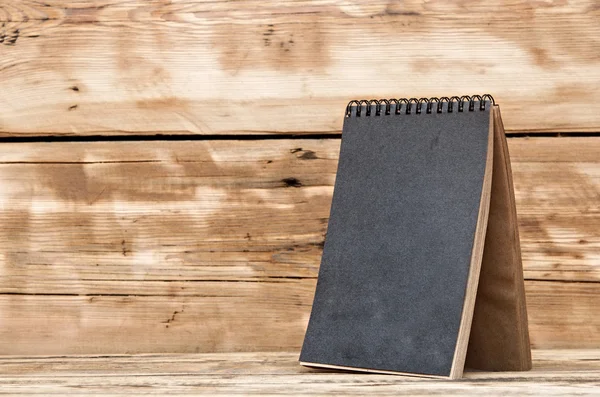 Single blank desk calendar on wooden table — Stock Photo, Image