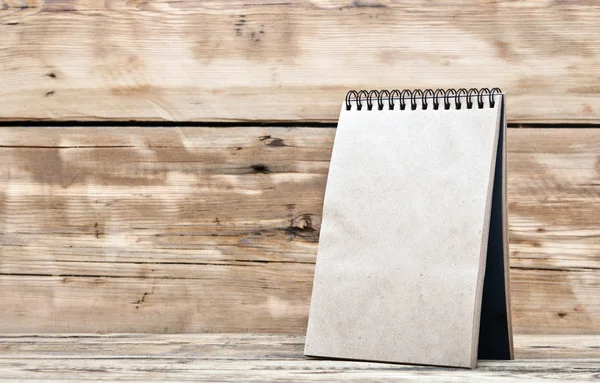 Calendario de escritorio en blanco en la vieja mesa de madera — Foto de Stock