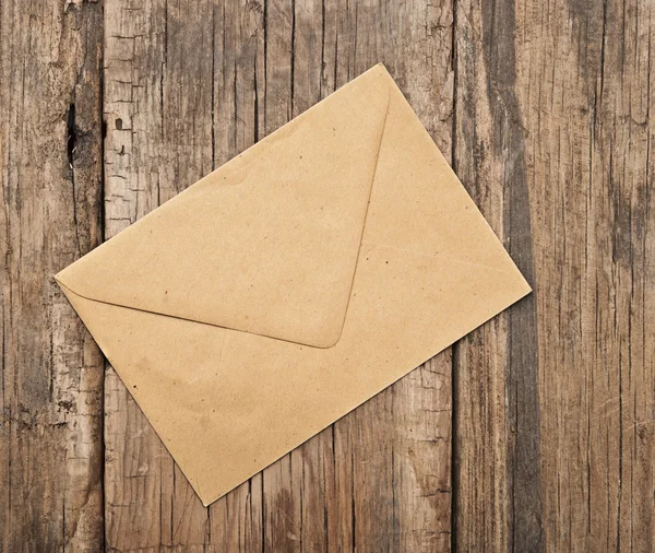 Envelope marrom no fundo de madeira velho — Fotografia de Stock