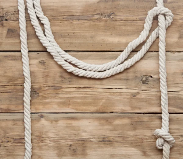 Cuerdas de barco sobre fondo de madera viejo —  Fotos de Stock