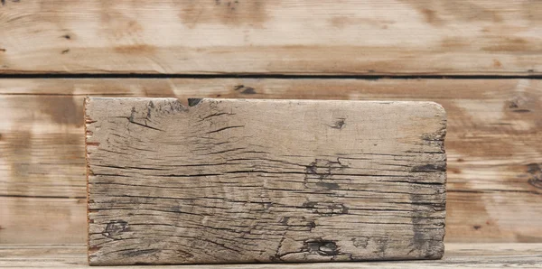Пустой деревянный знак на старом деревянном столе — стоковое фото