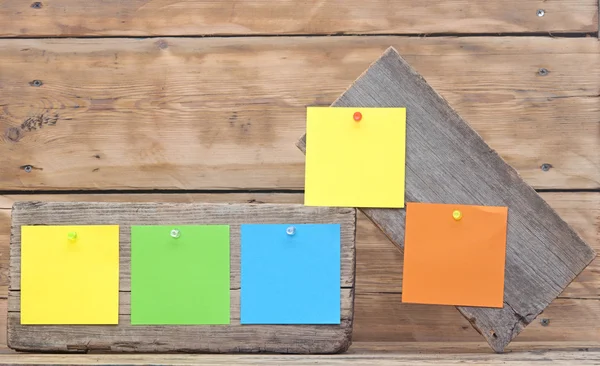 Colorful reminder notes attached on a old wooden signboard — Stock Photo, Image