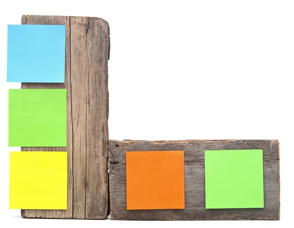 Notities van kleurrijke herinnering op een oude houten bord — Stockfoto
