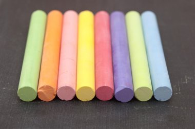 blackboard arka plan üzerinde renkli tebeşir