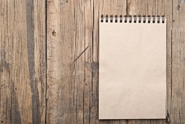 Brun blank anteckningsbok på grunge trä — Stockfoto