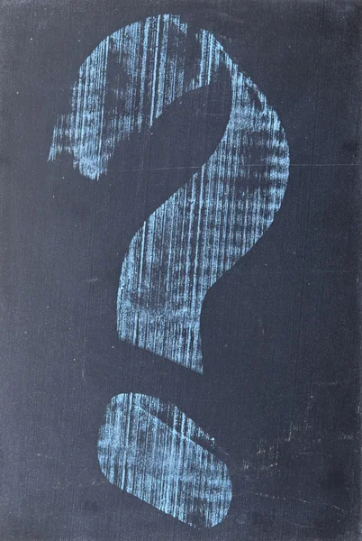 Frågetecken ritade i krita på en svarta tavla — Stockfoto