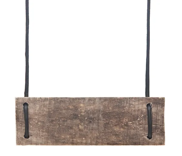 Nahaufnahme eines leeren Holzschildes, das an einem Seil auf weißem Rücken hängt — Stockfoto