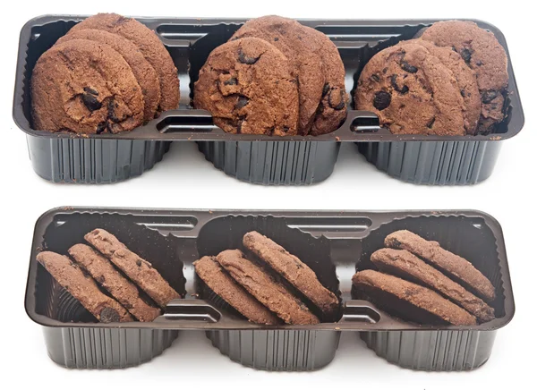 Шоколадне печиво в коробці на білому тлі . — стокове фото