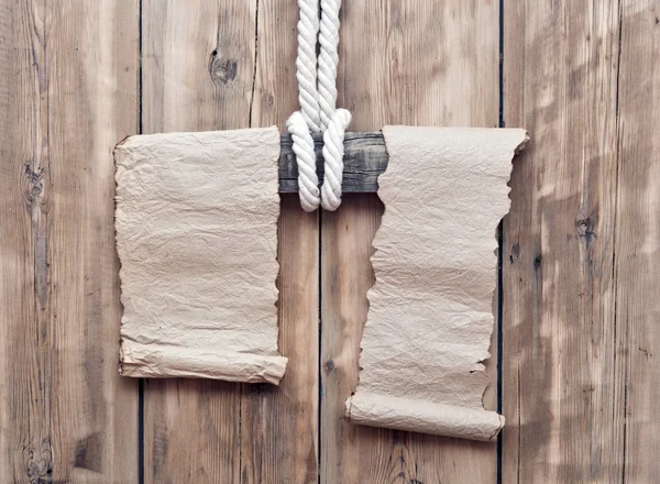 Holzschild mit zwei leeren Papierrollen auf Holzgrund — Stockfoto