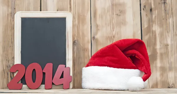 Tableau noir witn numéro 2014 avec chapeau santa — Photo