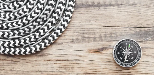 Cadena y cuerdas de rollo marino sobre fondo de madera — Foto de Stock