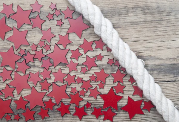 Estrellas y cuerda marina sobre un viejo fondo de madera — Foto de Stock