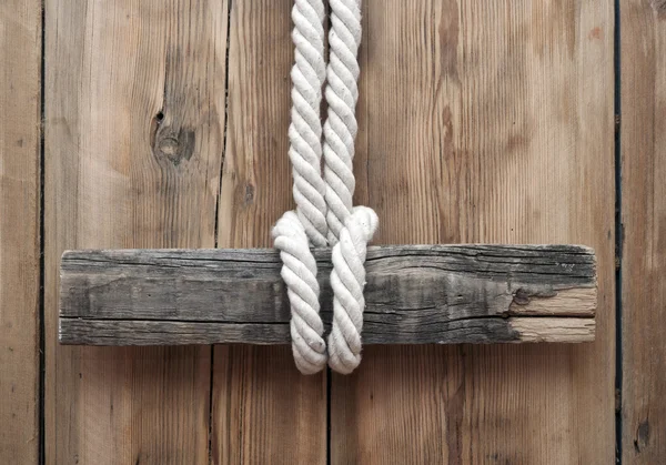 Letrero de madera con cuerda colgando en el fondo de tablones — Foto de Stock