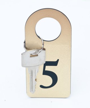 Beyaz arka plan üzerinde izole otel anahtarı.