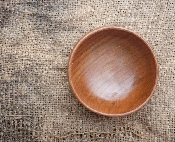 Дерев'яна посуд на старому зношеному мішковині — стокове фото