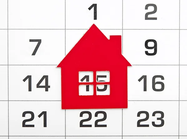 Vorm rode huis op een kalender-achtergrond — Stockfoto