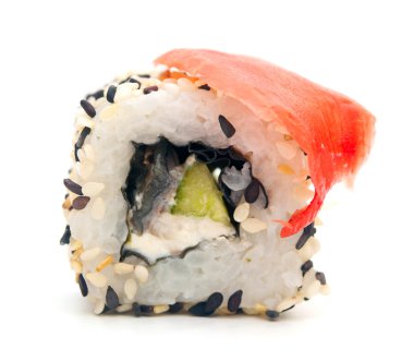 Beyaz bir arka plan üzerinde geleneksel taze Japon suşi rulo