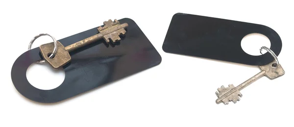 Ключи с пустой этикеткой изолированы на белом фоне — стоковое фото