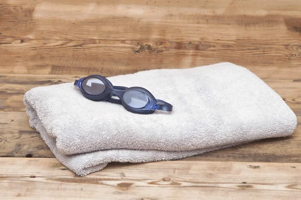 Simma glasögon på handduk — Stockfoto