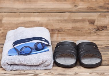 Yüzme ve ahşap zemin üzerine havlu için gözlük