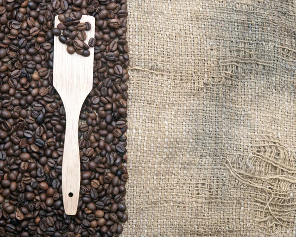 Kaffebönor i en gammal trä scoop — Stockfoto