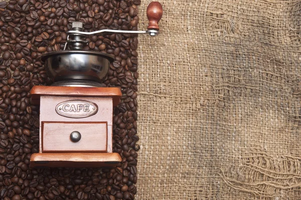 Μύλος καφέ σε κόκκους καφέ σε κοντινό πλάνο — Φωτογραφία Αρχείου