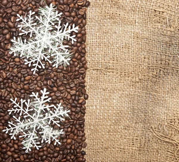 Flocos de neve em grãos de café com espaço de cópia para o seu texto — Fotografia de Stock