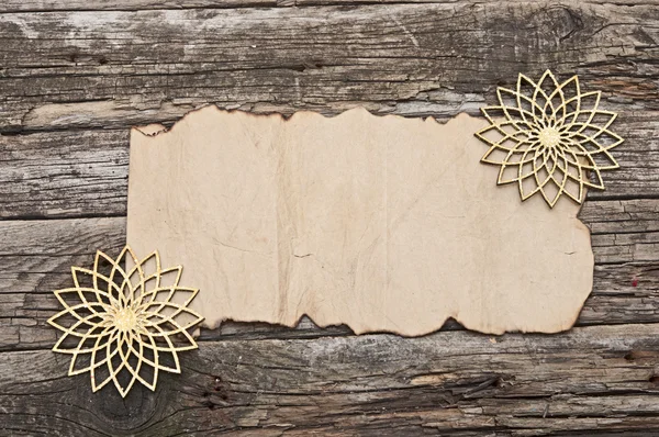 Oud papier met gouden sneeuwvlokken — Stockfoto