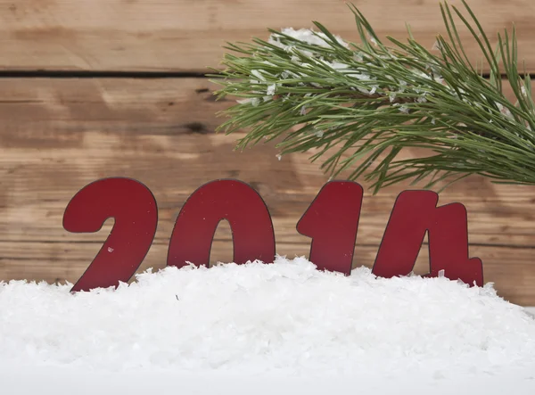 Ano 2014 na neve fresca contra a parede de madeira — Fotografia de Stock