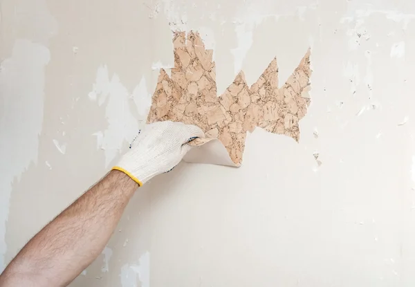 Hand behang verwijderen uit de muur — Stockfoto