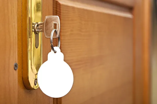 Chave no buraco da fechadura com forma de etiqueta em branco bola de Natal — Fotografia de Stock