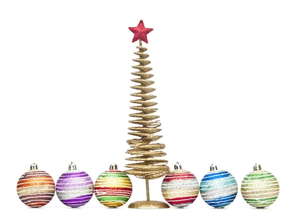 Weihnachtsbaum mit Geschenk und Kugel auf weißem Hintergrund — Stockfoto