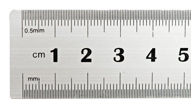 Çelik cetvel üzerinde beyaz izole