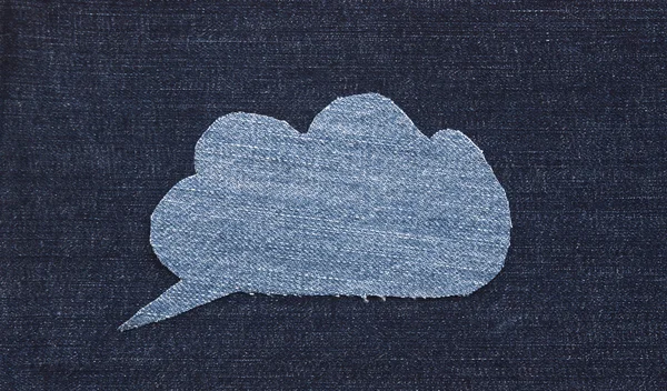 Kain jins gelembung bicara pada latar belakang jean biru — Stok Foto