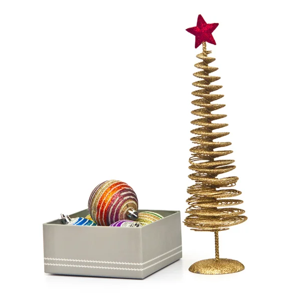 Gouden kerst fir tree decoratie en geschenken op witte CHTERGRO — Stockfoto