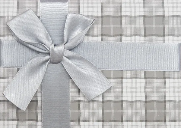 Boîte cadeau avec ruban argenté et arc isolé sur fond blanc — Photo