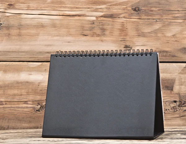 Calendario en blanco sobre mesa de madera — Foto de Stock