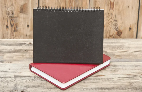 Desk calendar with red leather note book on wood table — Stock Photo, Image