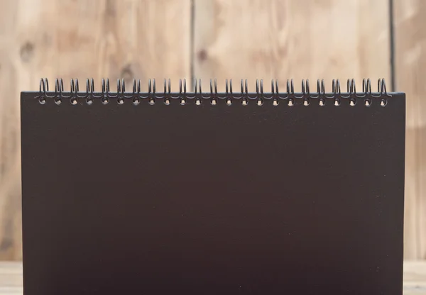 Close up papel nota de abertura sobre fundo textura de madeira com cópia — Fotografia de Stock