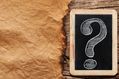 küçük yazı tahtası üzerinde çizim soru işaretleri - Beyaz tebeşir