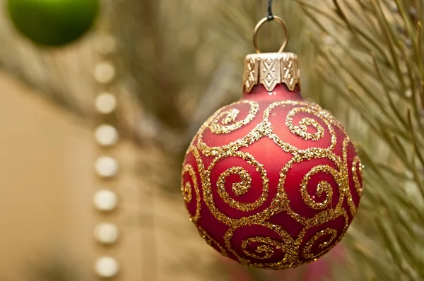 Κλείσιμο της Χριστουγεννιάτικης μπάλας από το χριστουγεννιάτικο δέντρο. — Φωτογραφία Αρχείου