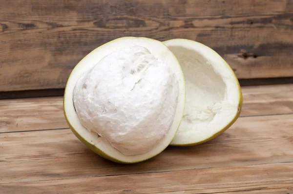 Pomelo eski ahşap tablo — Stok fotoğraf